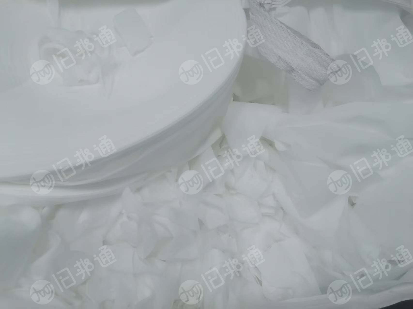 长期出售pp复合pet无纺布，pp无纺布，有网纹跟珍珠纹的，里面也有盘料，混在一起卖，现货20多吨