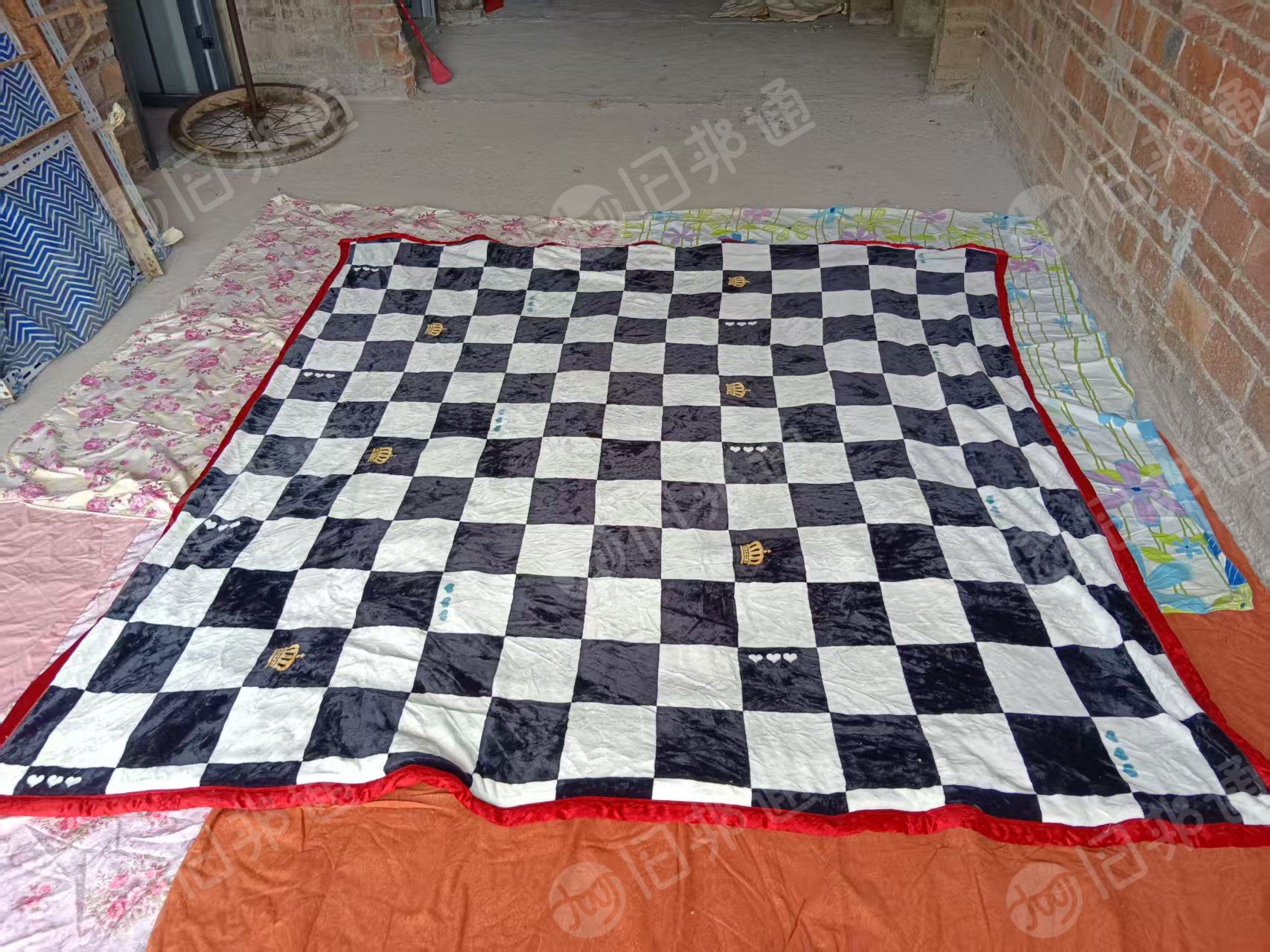 长期出售二手的毛毯，毛毯布块，宽度1米八两米的都有，长度在两米到两米三，现货11吨，可以做出口