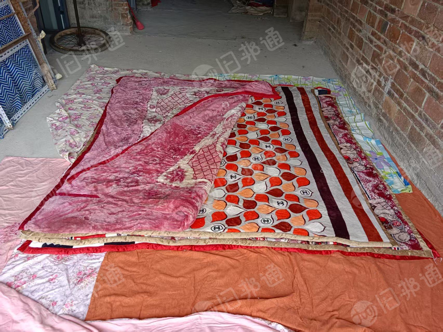 长期出售二手的毛毯，毛毯布块，宽度1米八两米的都有，长度在两米到两米三，现货11吨，可以做出口