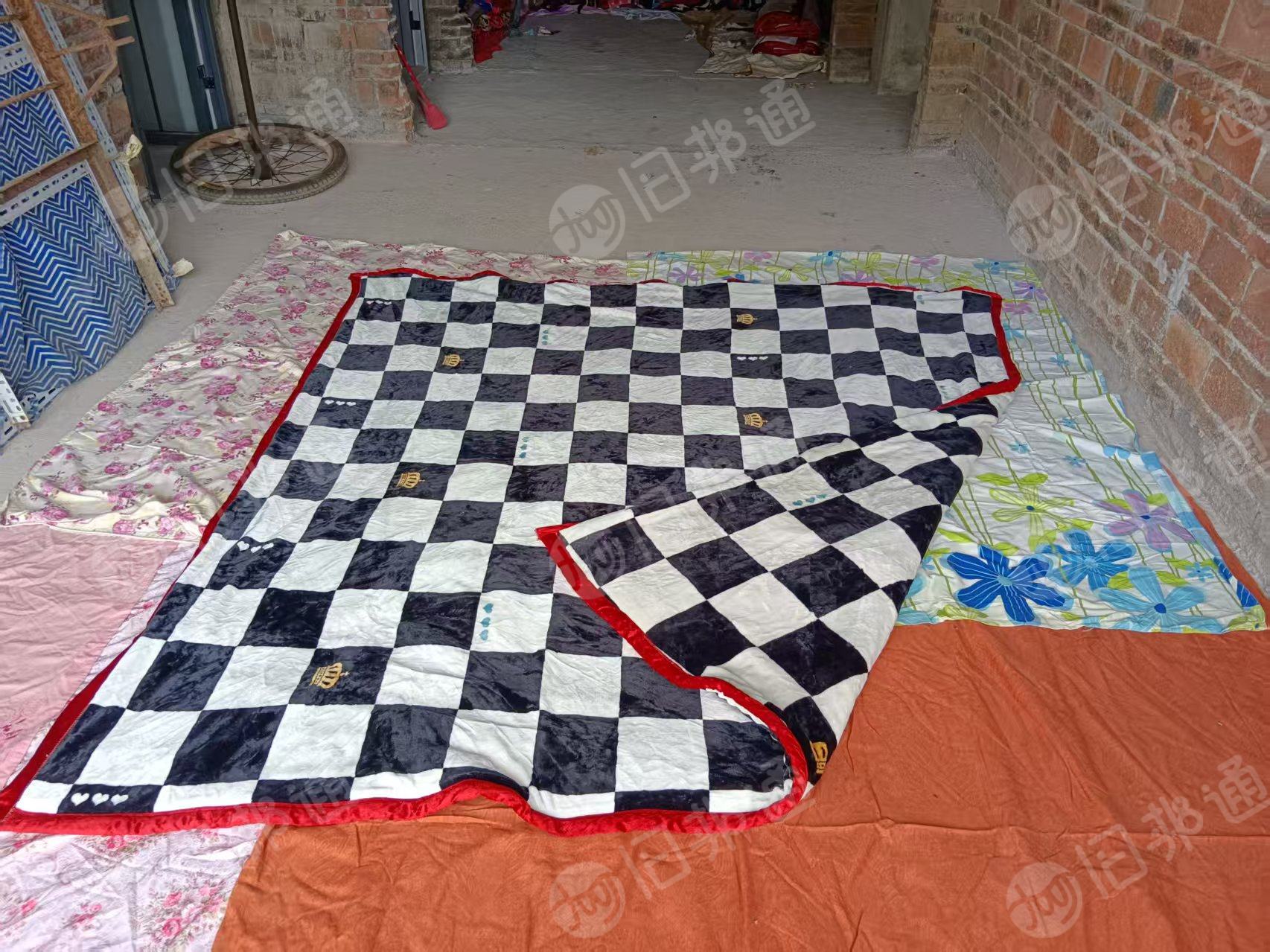 长期出售二手的毛毯，毛毯布块，宽度1米八两米的都有，长度在两米到两米三，现货11吨，可以做出口