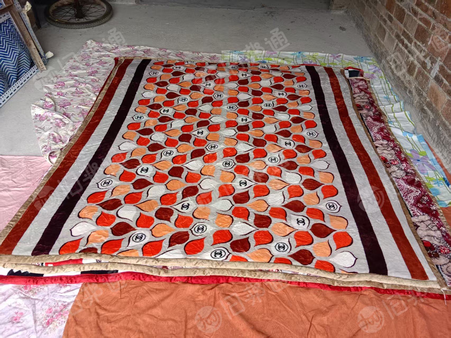 长期出售二手的毛毯，毛毯布块，宽度1米八两米的都有，长度在两米到两米三，现货11吨，可以做出口