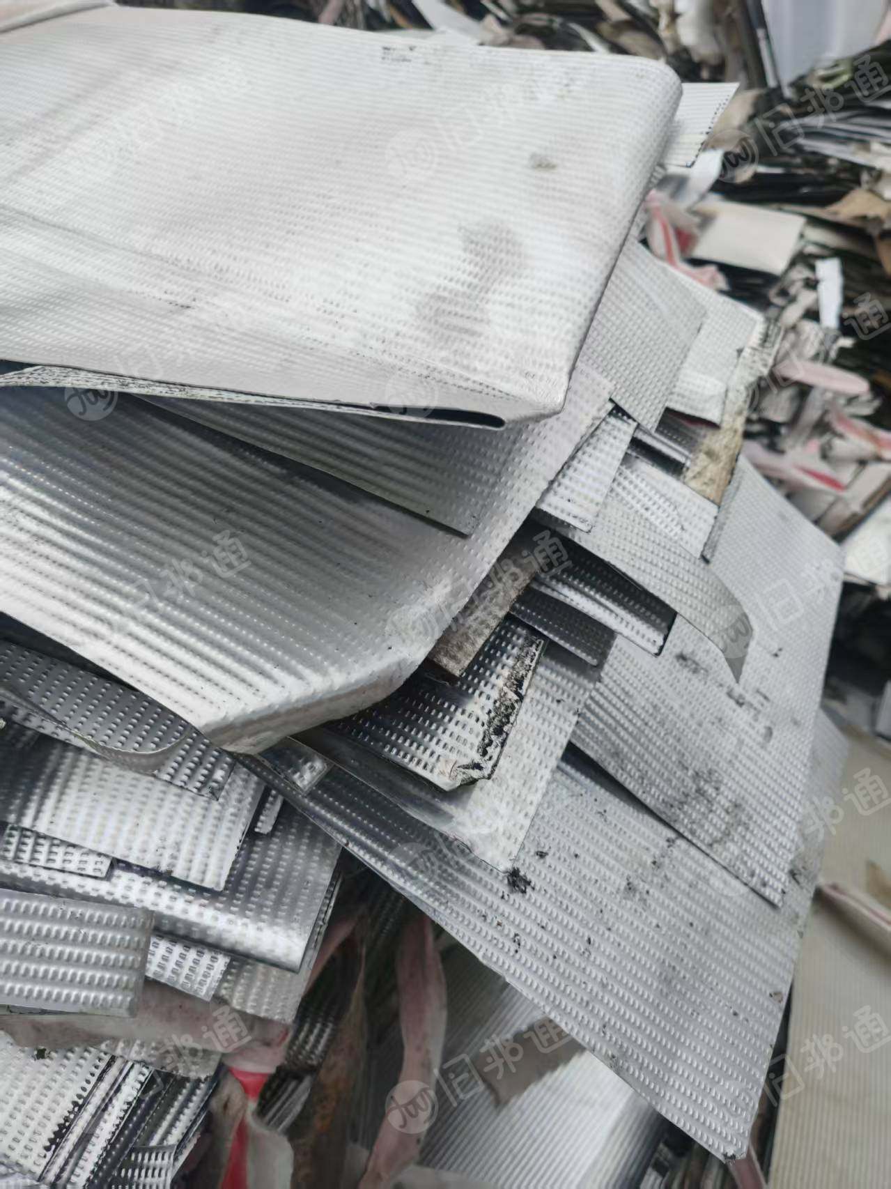 出售一系废铝皮，月供1500吨，13米半挂车装34吨左右