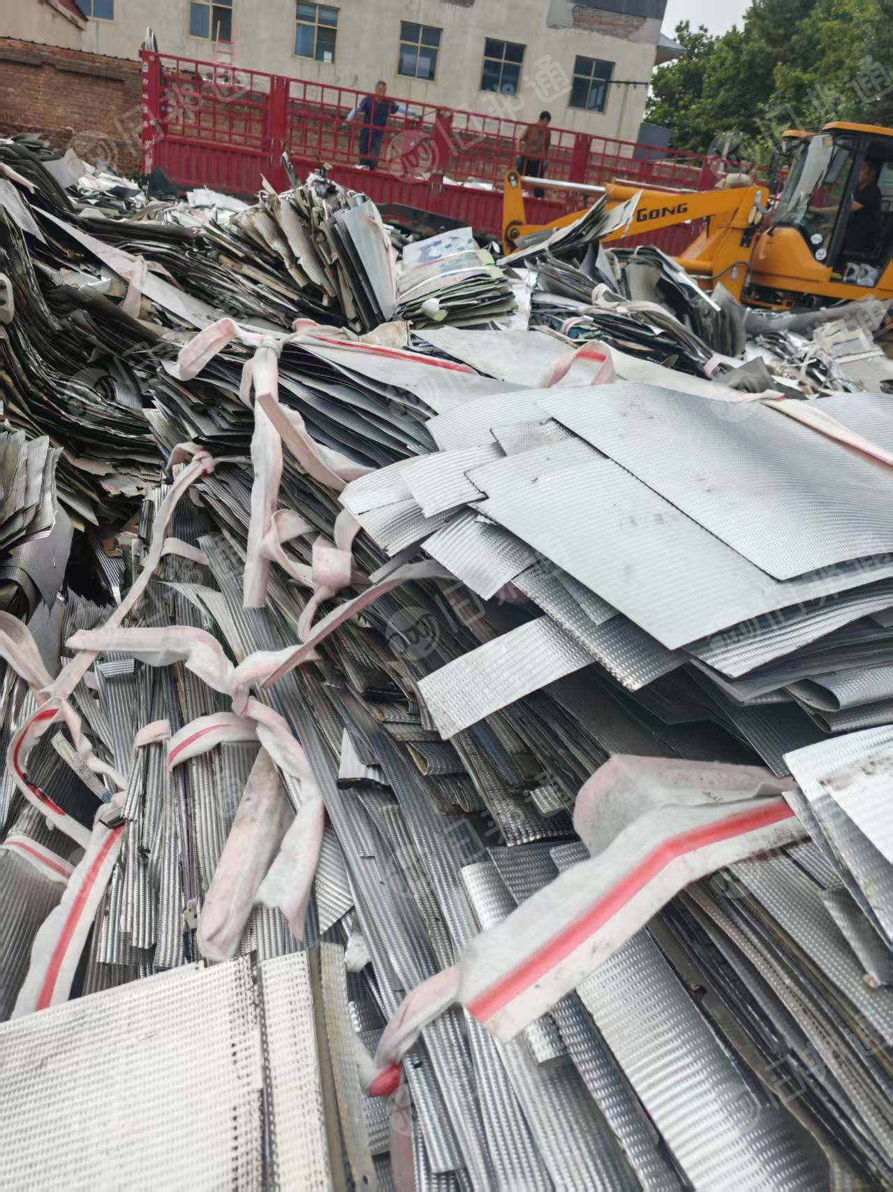 出售一系废铝皮，月供1500吨，13米半挂车装34吨左右