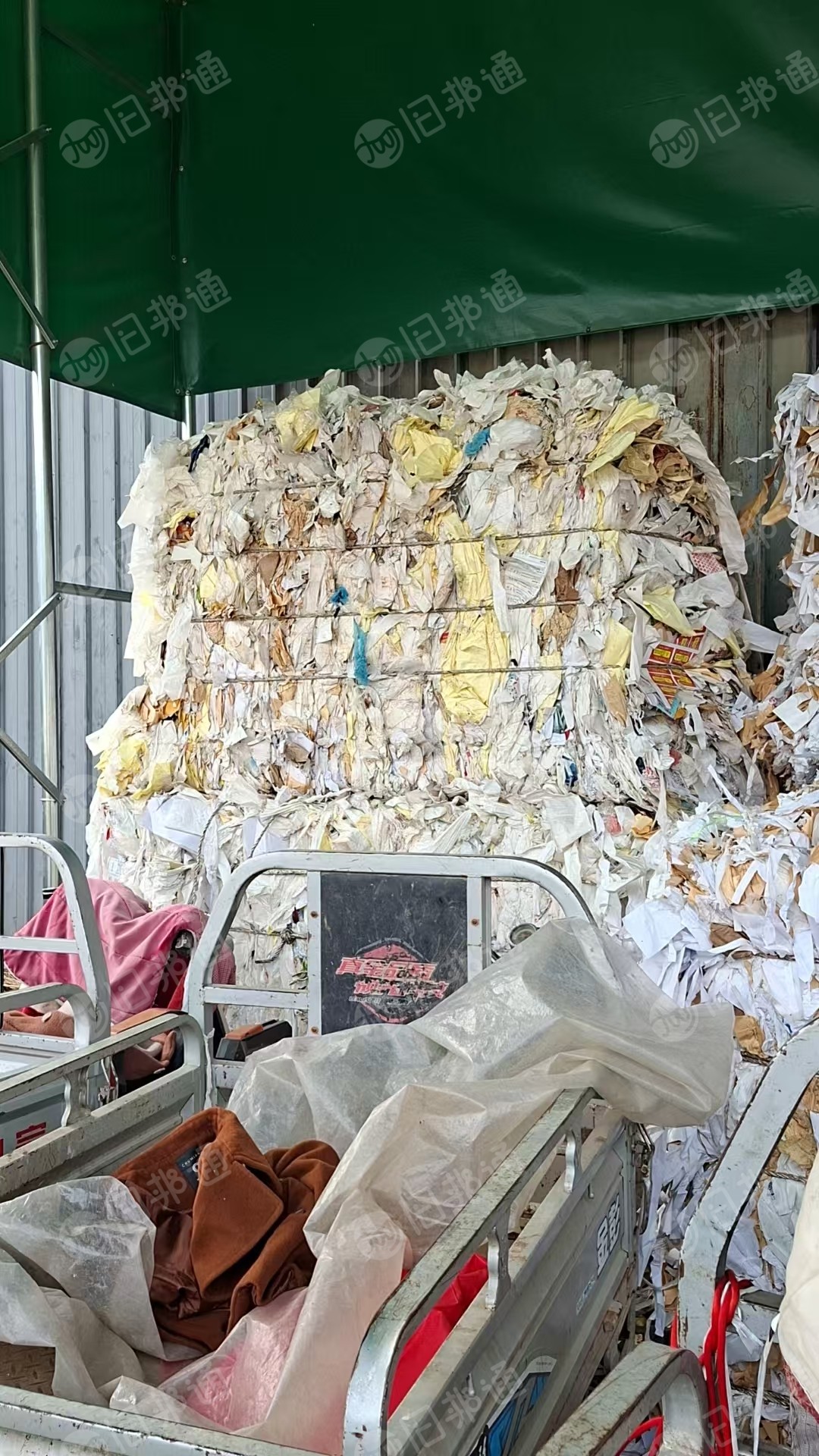 长期出售杂色纸压包料，有书纸、报纸、硅油纸、淋膜纸等混在一起