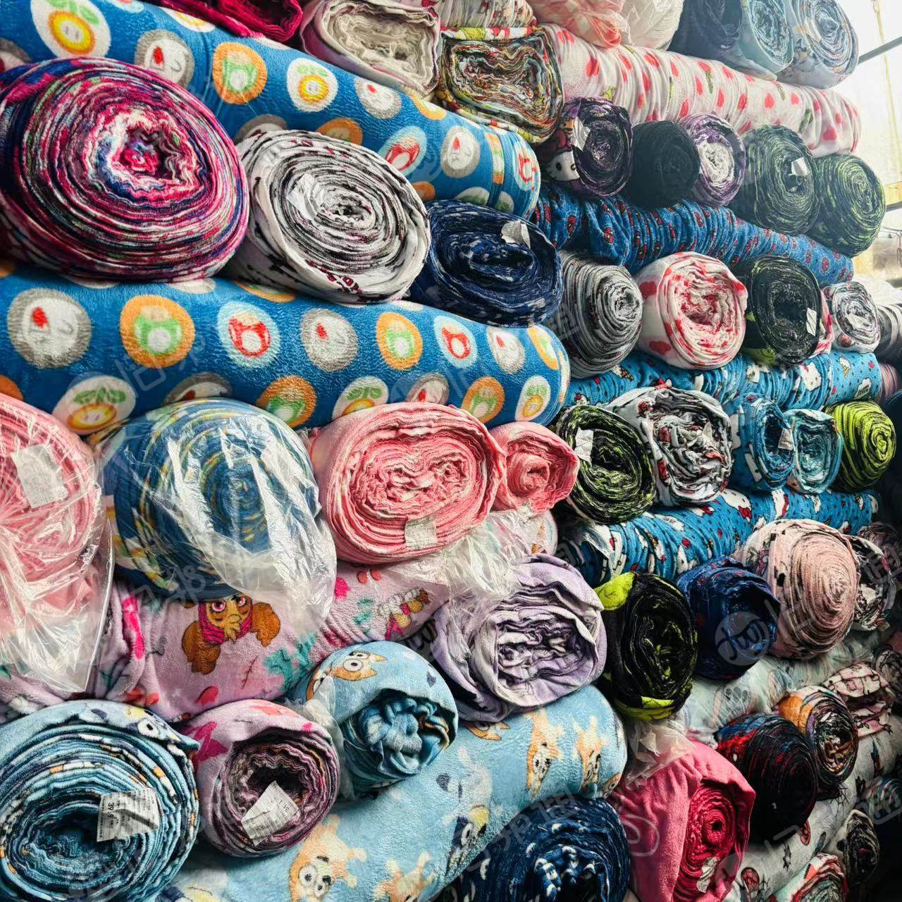 长期出售库存绒布，家纺布，有素色也有印花的，大门幅的比较多，货在江苏苏州