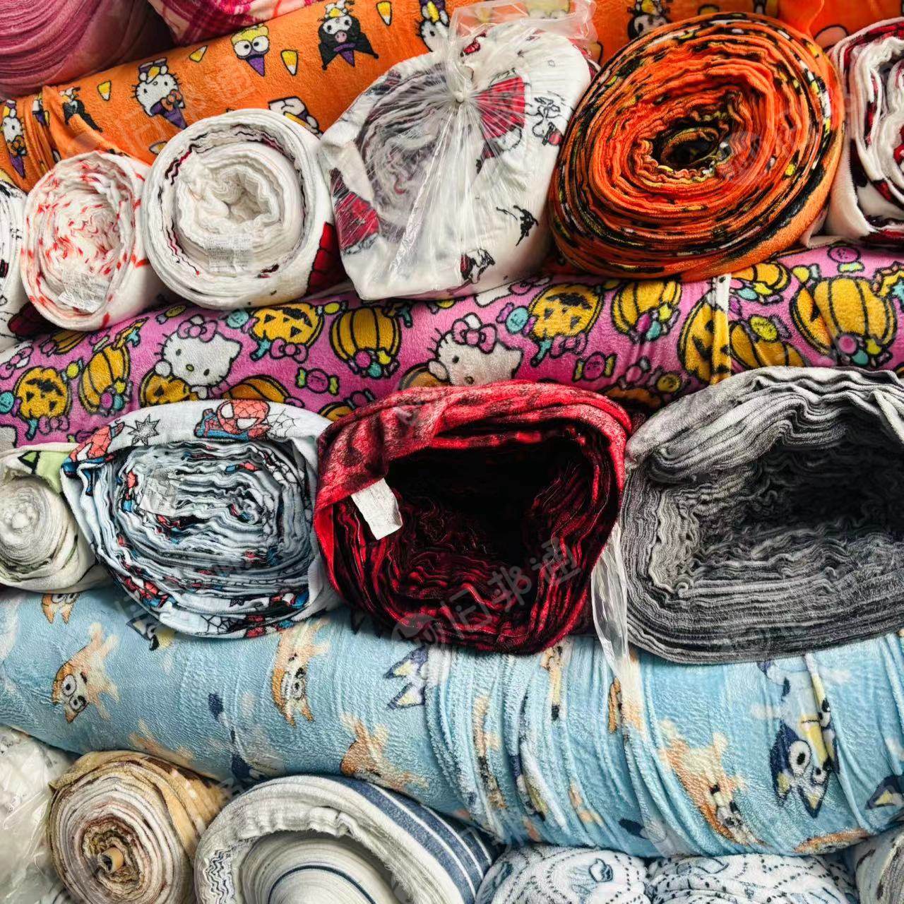 长期出售库存绒布,家纺布,有素色也有印花的,大门幅的比较多,货在江苏苏州