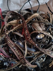 长期出售铜拉链，牛仔裤剪下来的，现货1000斤左右，货在河南周口