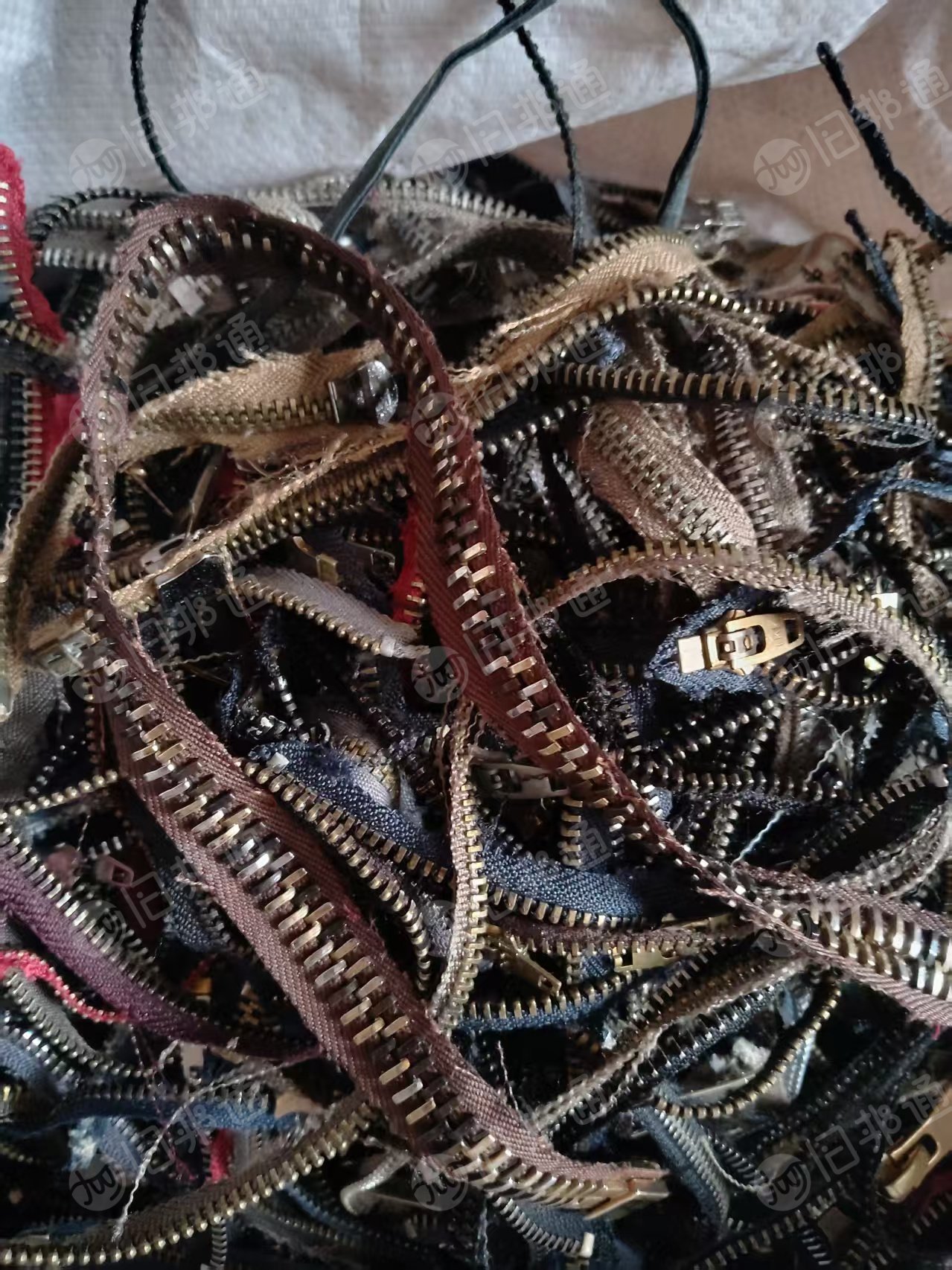 长期出售铜拉链，牛仔裤剪下来的，现货1000斤左右，货在河南周口