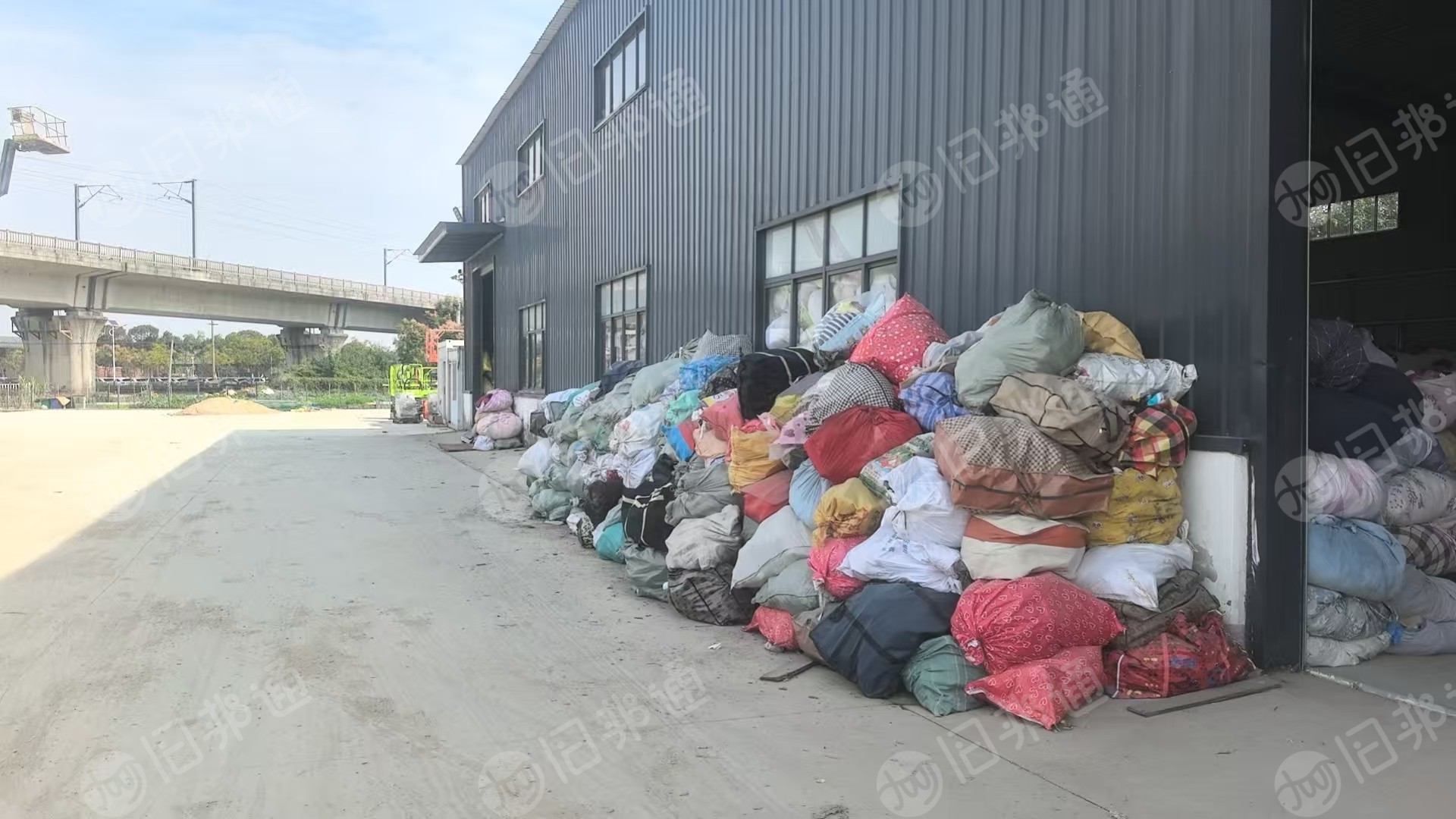 长期出售旧衣服分拣厂出来的黑料，燃烧料，下脚料，月供9.6米一车，货在湖北黄州