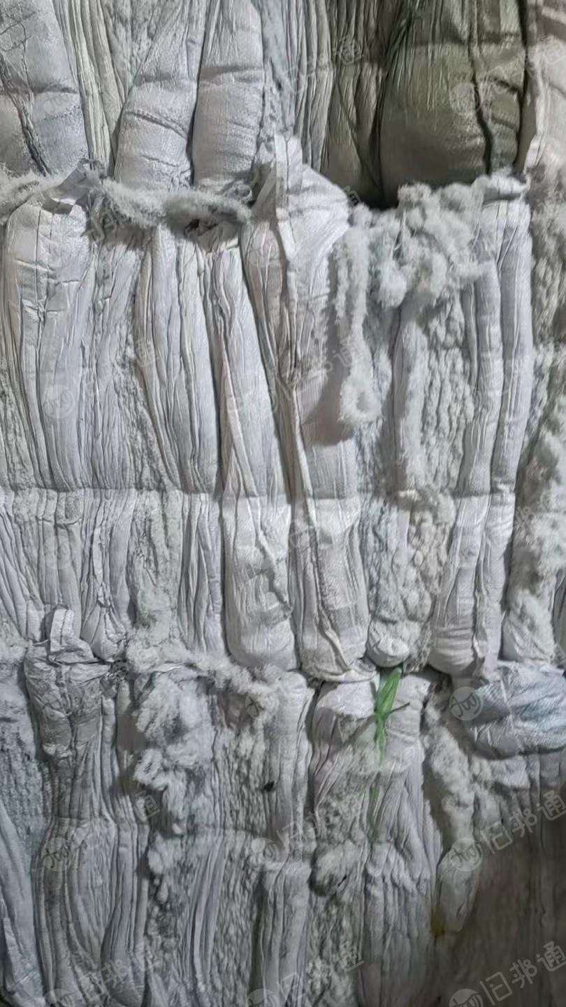 长期出售纯化纤布边纱,涤纶布边纱,牛仔织布厂下来的,带一点点蓝色,可以开花做无纺布,月供80吨左右