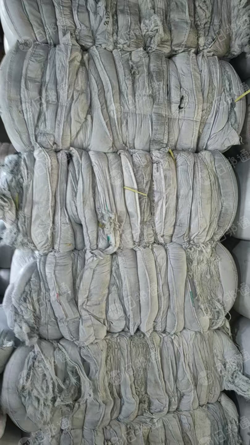 长期出售纯化纤布边纱,涤纶布边纱,牛仔织布厂下来的,带一点点蓝色,可以开花做无纺布,月供80吨左右