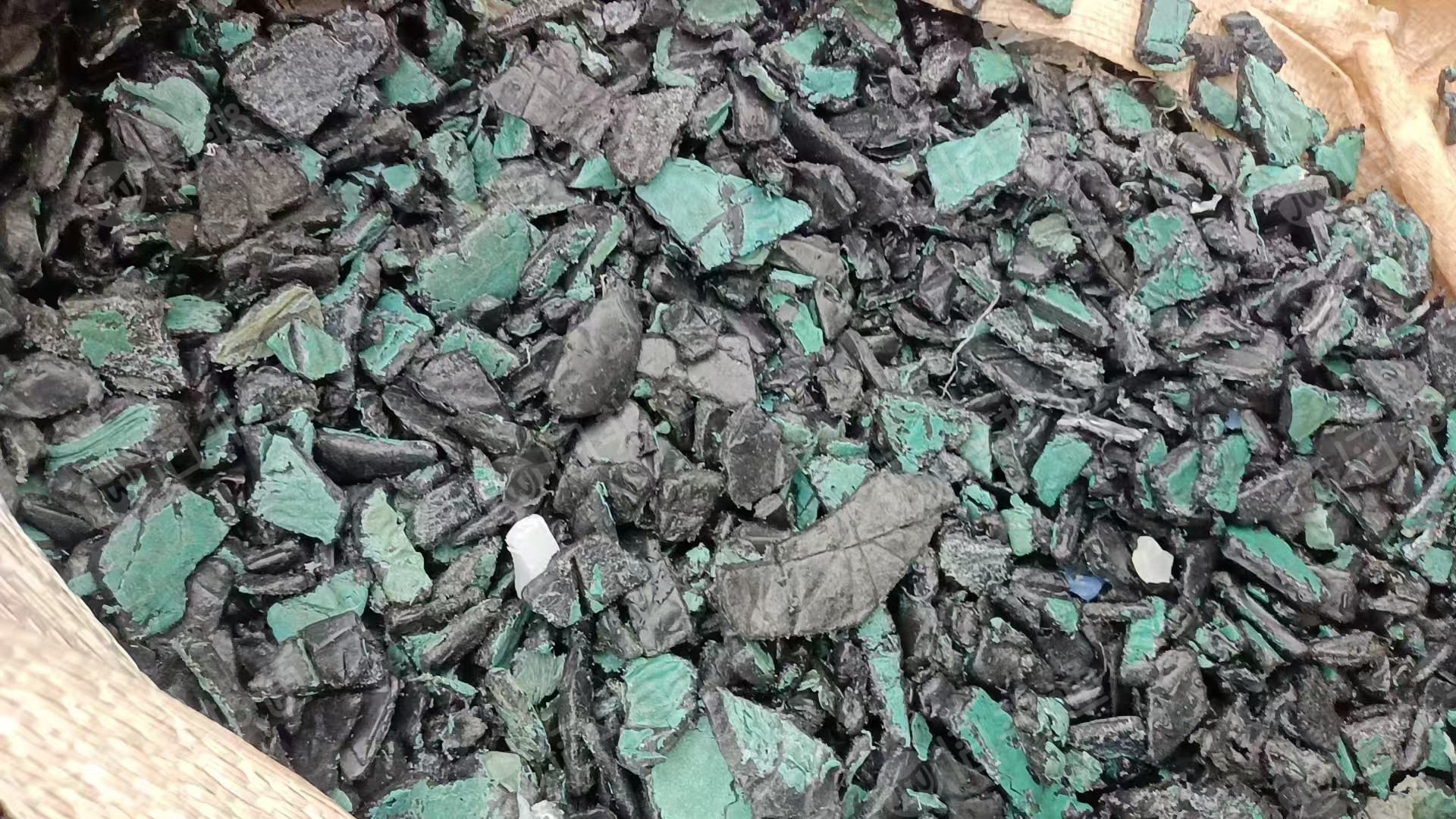 出售PE钢材皮破碎料,黑色全漂,现货九米六一车