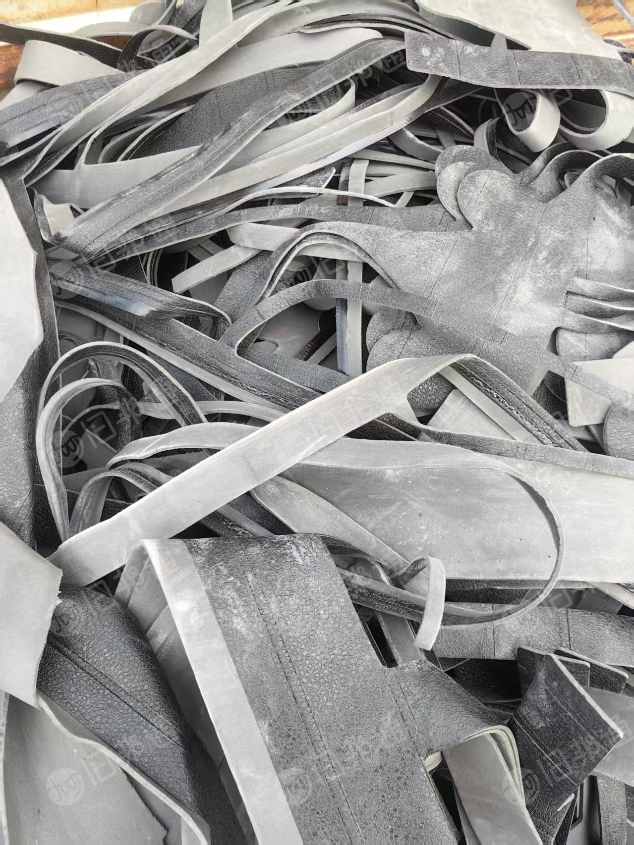 出售电动三轮车脚垫边角料，eva颗粒（不纯）