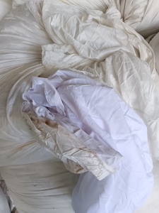 长期大量求购白色的涤纶废布，涤纶边角料，做切片有用，月需1500吨