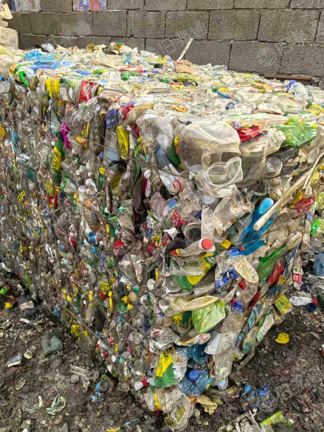 出售五色水瓶瓶砖，未脱标脱盖，现货18吨