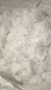 现货低价处理一批绣花厂下来的底线，都是涤纶大化回丝，白色50支，现货4吨左右，货在广东佛山