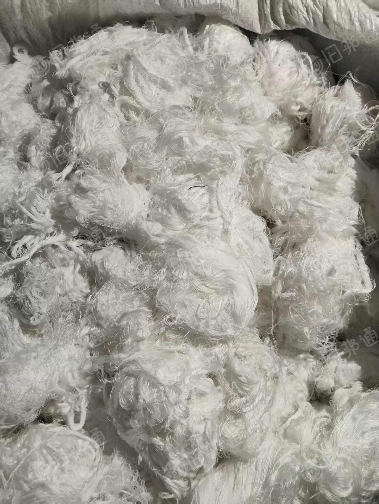 现货低价处理一批绣花厂下来的底线，都是涤纶大化回丝，白色50支，现货4吨左右，货在广东佛山