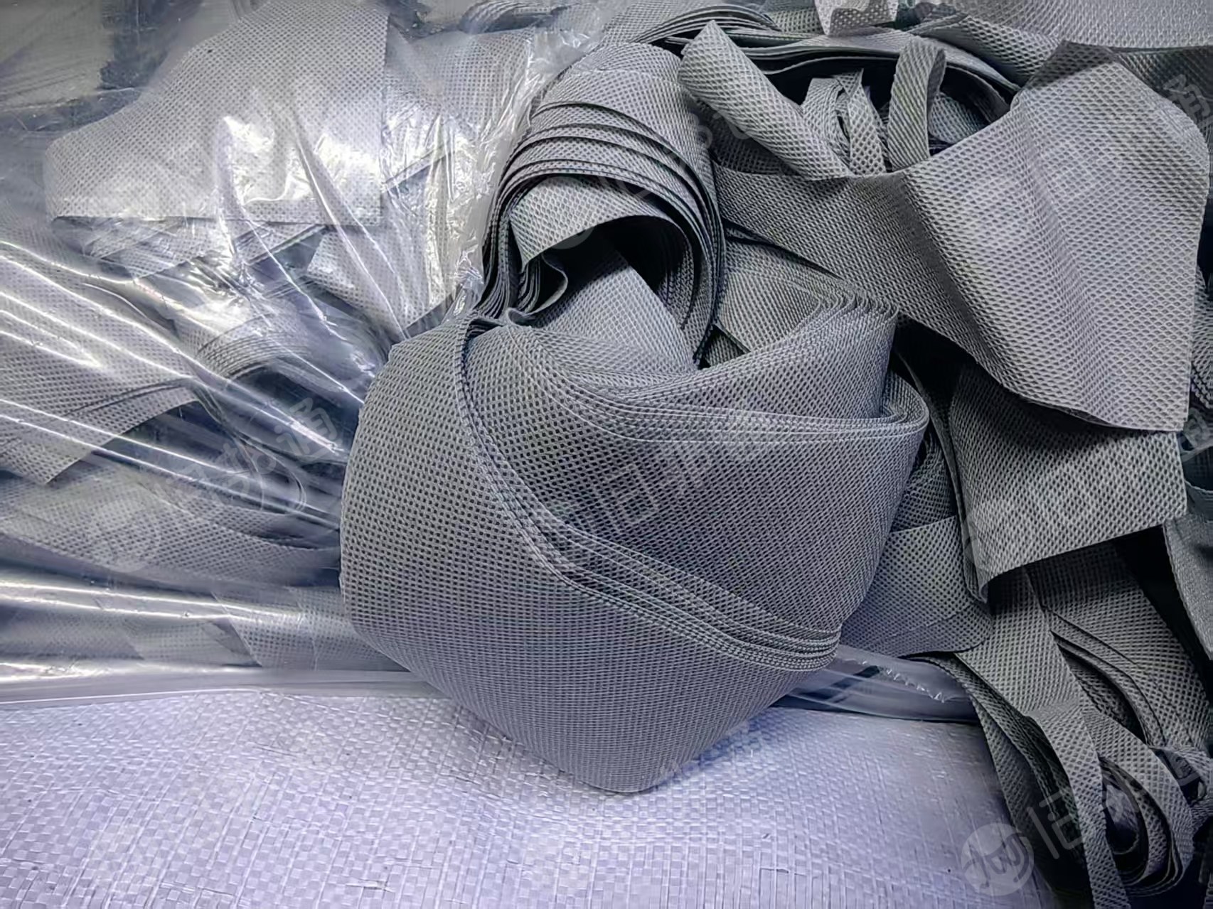 长期出售PP无纺布，丙纶无纺布，有杂色跟白色，月供20吨左右，货在山东青岛