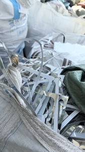 出售PC薄片带胶，透明底，uv转印下来的边角料，有的复合纸，月供10多吨