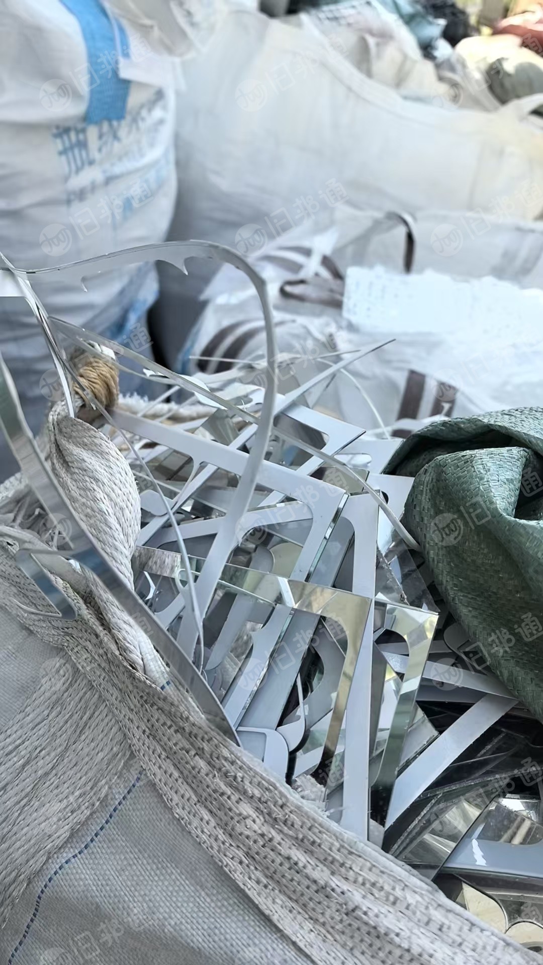 出售PC薄片带胶，透明底，uv转印下来的边角料，有的复合纸，月供10多吨