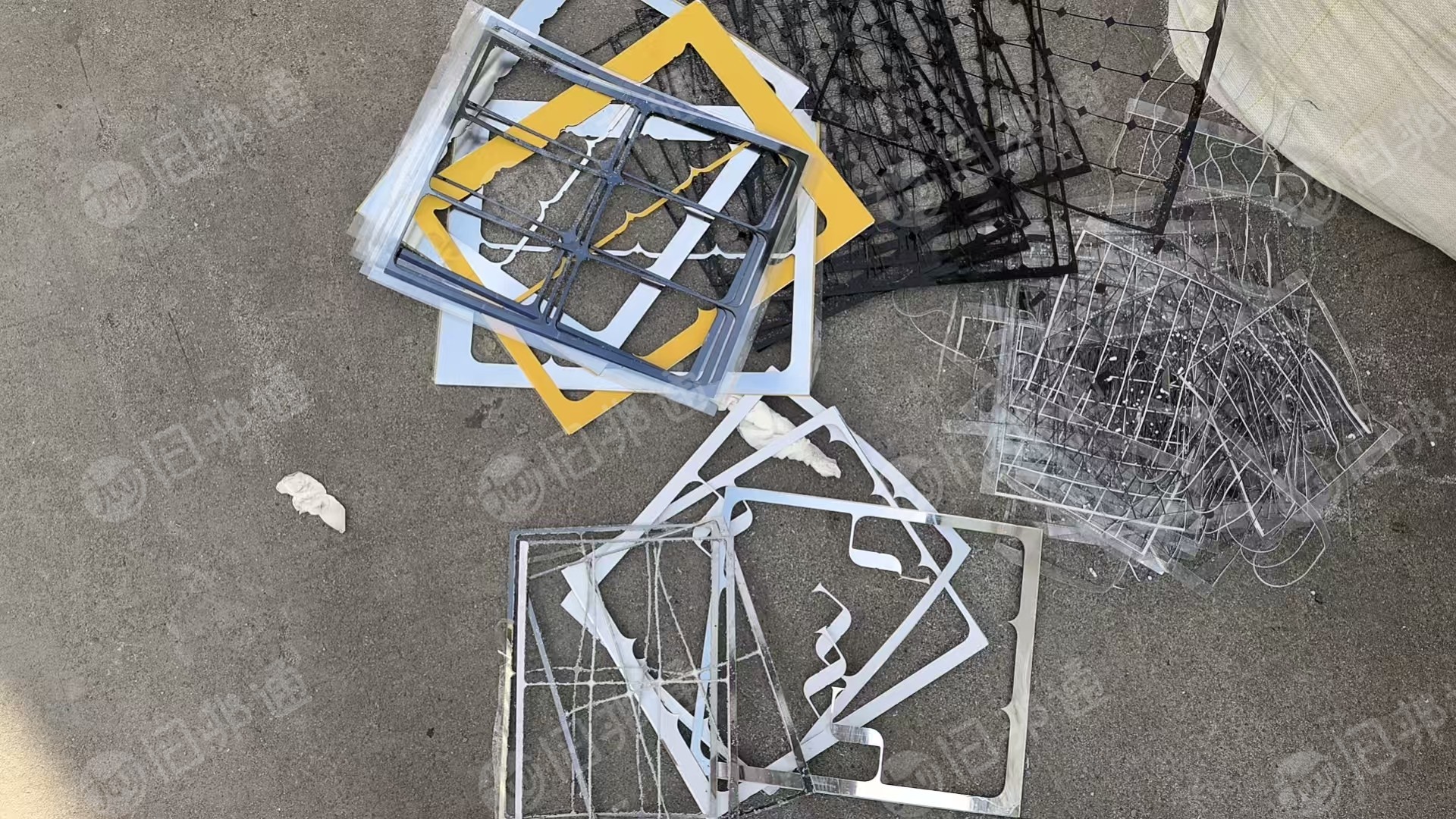 出售PC薄片带胶，透明底，uv转印下来的边角料，有的复合纸，月供10多吨