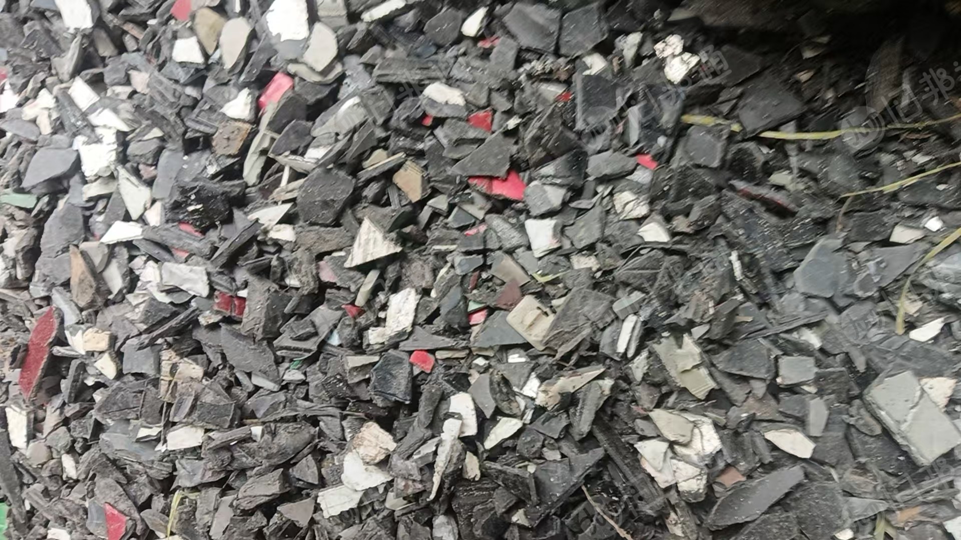 出售PP保险杠破碎料，汽车内饰破碎料，干粉没有过水池，现货十几吨