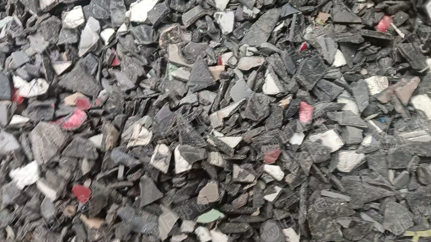 出售PP保险杠破碎料，汽车内饰破碎料，干粉没有过水池，现货十几吨