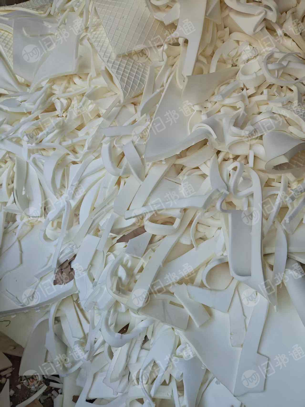 长期回收废海绵，只要汽车内饰下来的白色的，做再生棉用，月需10吨左右，在广东佛山