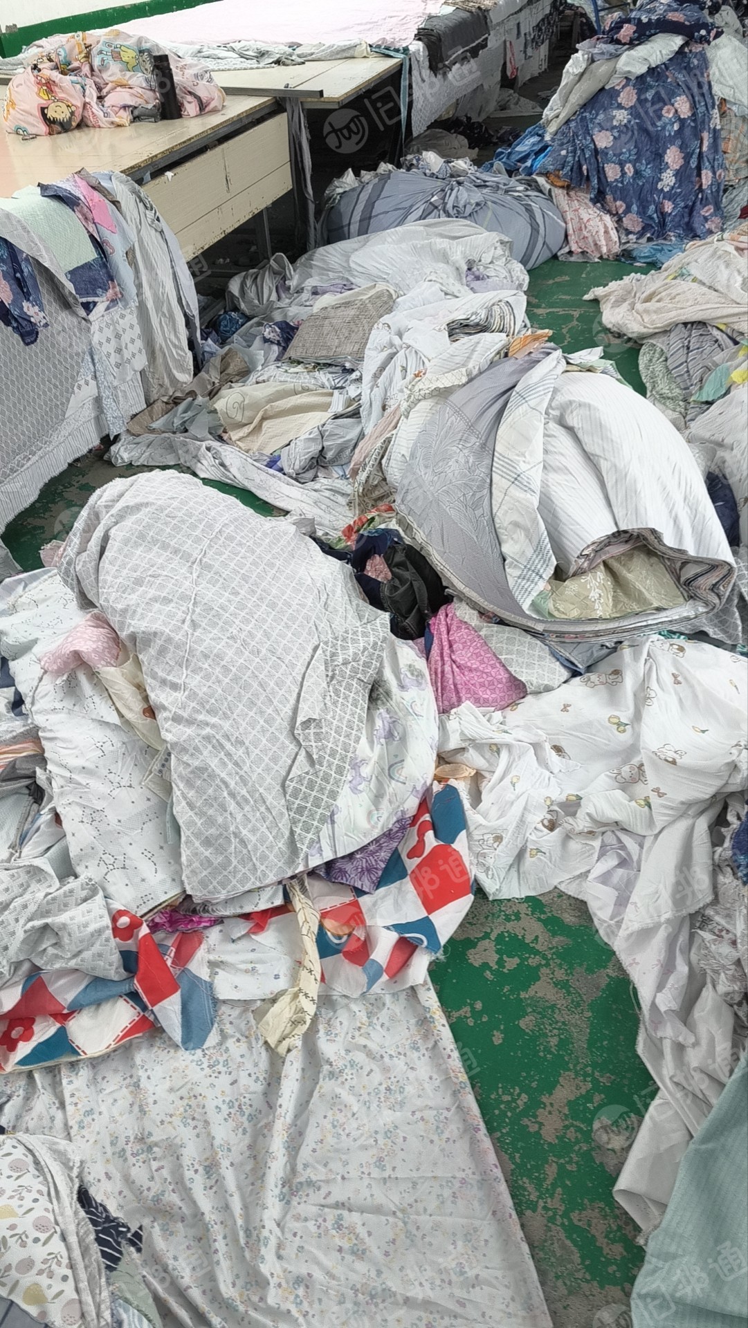 长期出售涤纶废布，家纺厂下来的，没有分拣颜色，统货出，现货30多吨，月供30多吨