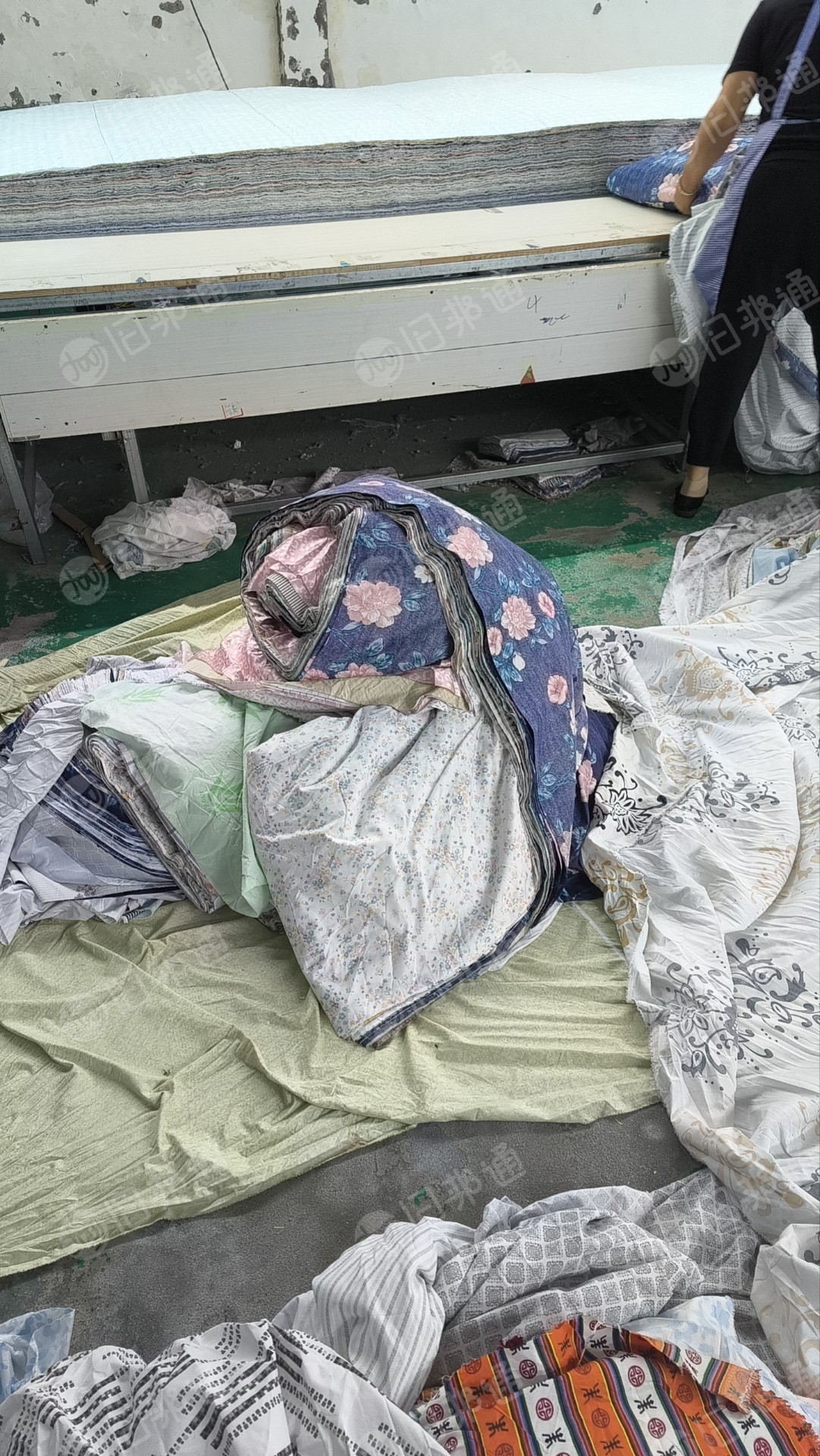 长期出售涤纶废布，家纺厂下来的，没有分拣颜色，统货出，现货30多吨，月供30多吨