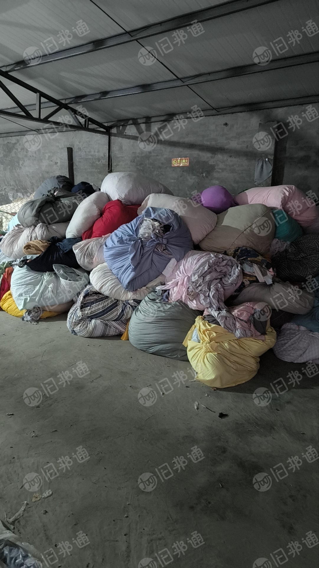 长期出售涤纶废布，家纺厂下来的，没有分拣颜色，统货出，现货30多吨，月供30多吨