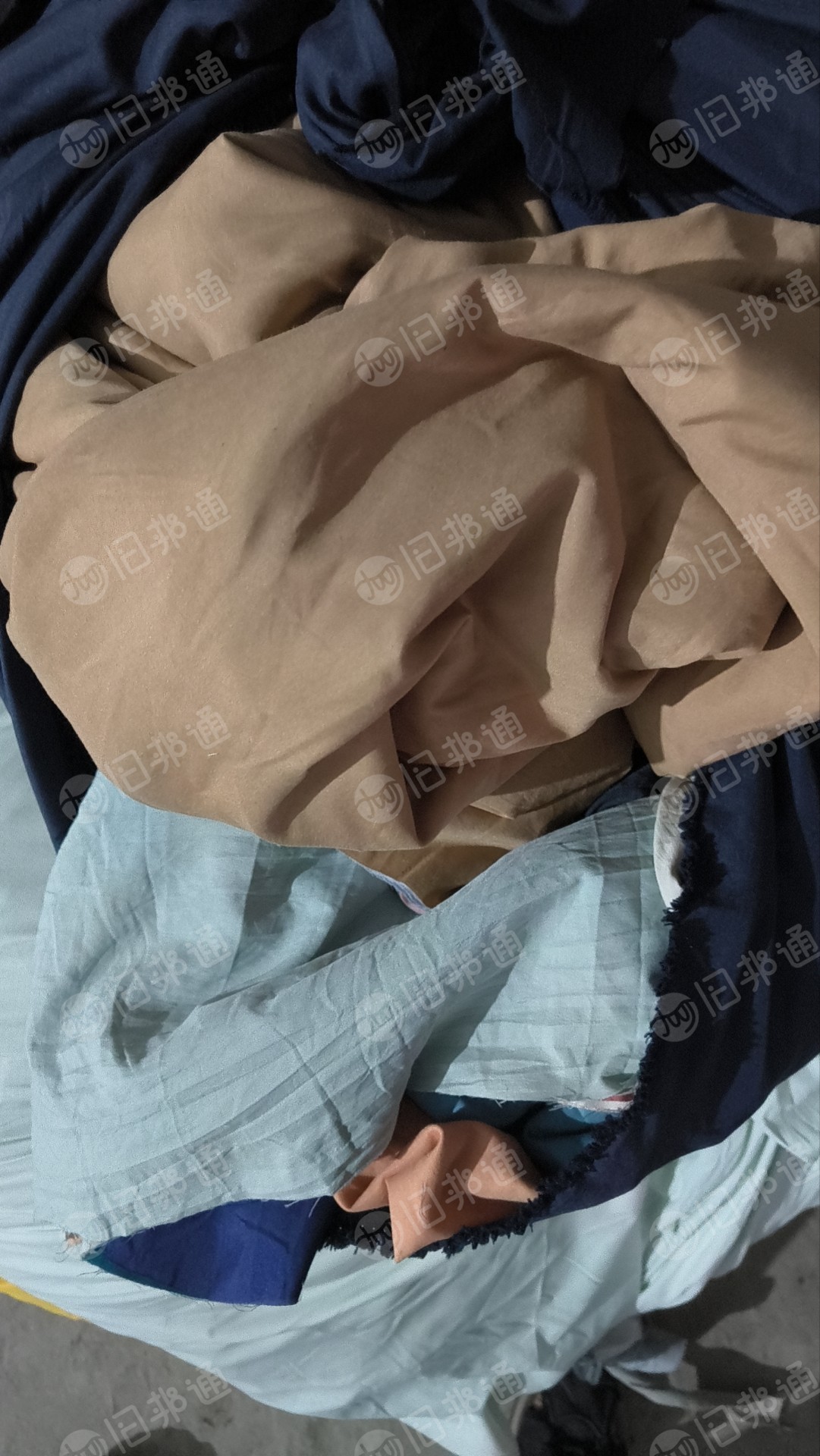 长期出售涤纶废布，家纺厂下来的，没有分拣颜色，统货出，现货30多吨，月供30多吨