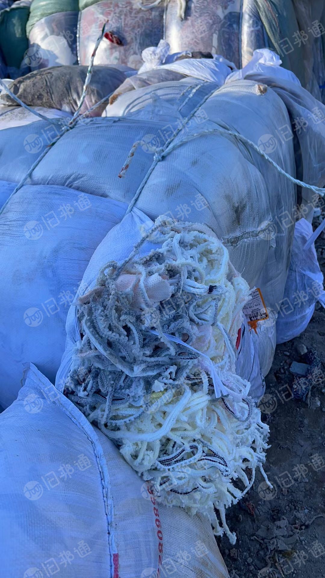 长期出售做无纺布的原料，毛衣片下脚料，毛衣下脚料，萝卜丝下脚料，无纺布原料，年供1000吨