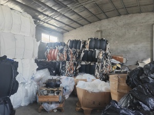 长期出售pvc汽车内饰边角料，pvc皮革，现货50吨左右，货在天津