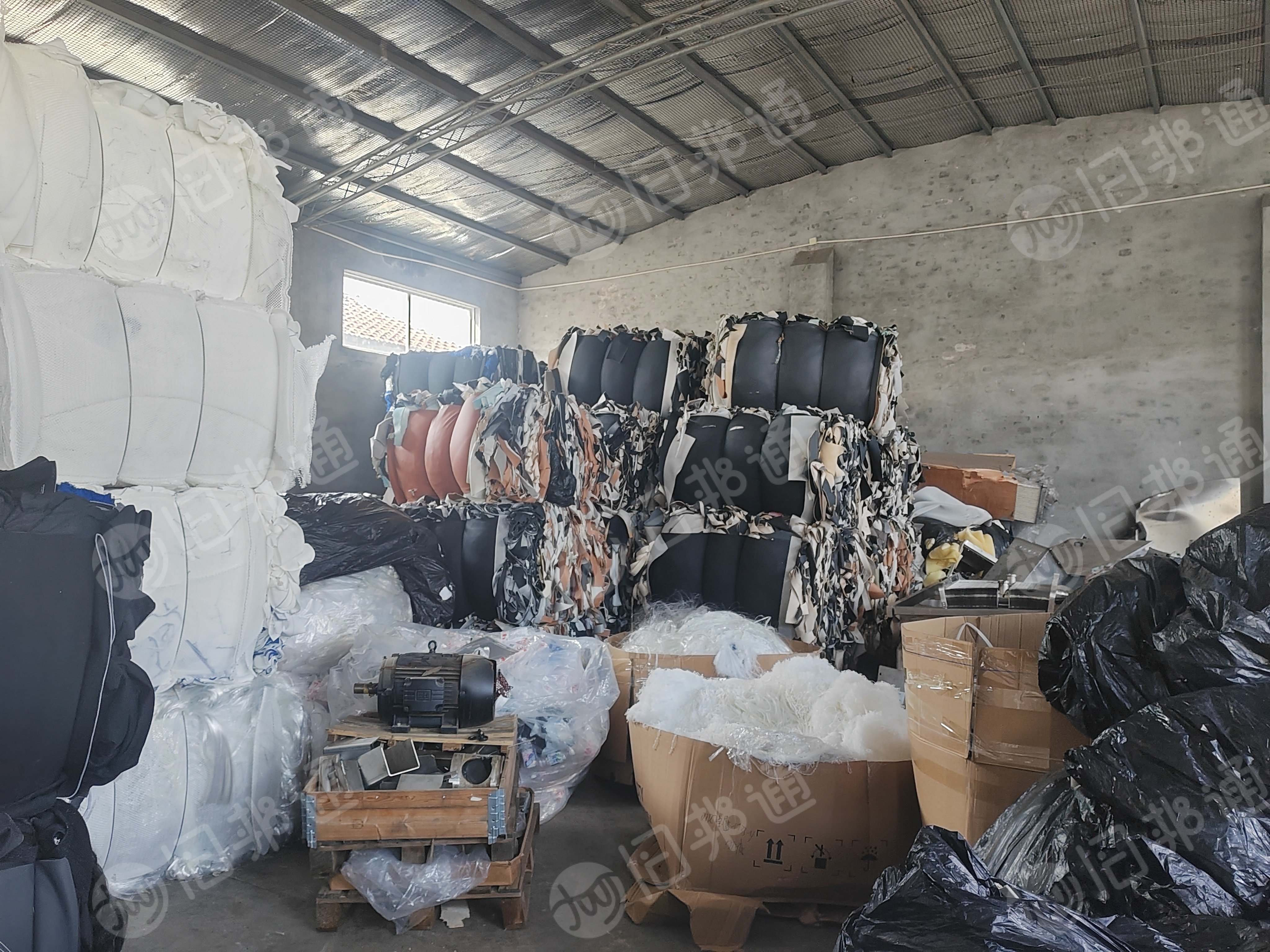 长期出售pvc汽车内饰边角料，pvc皮革，现货50吨左右，货在天津