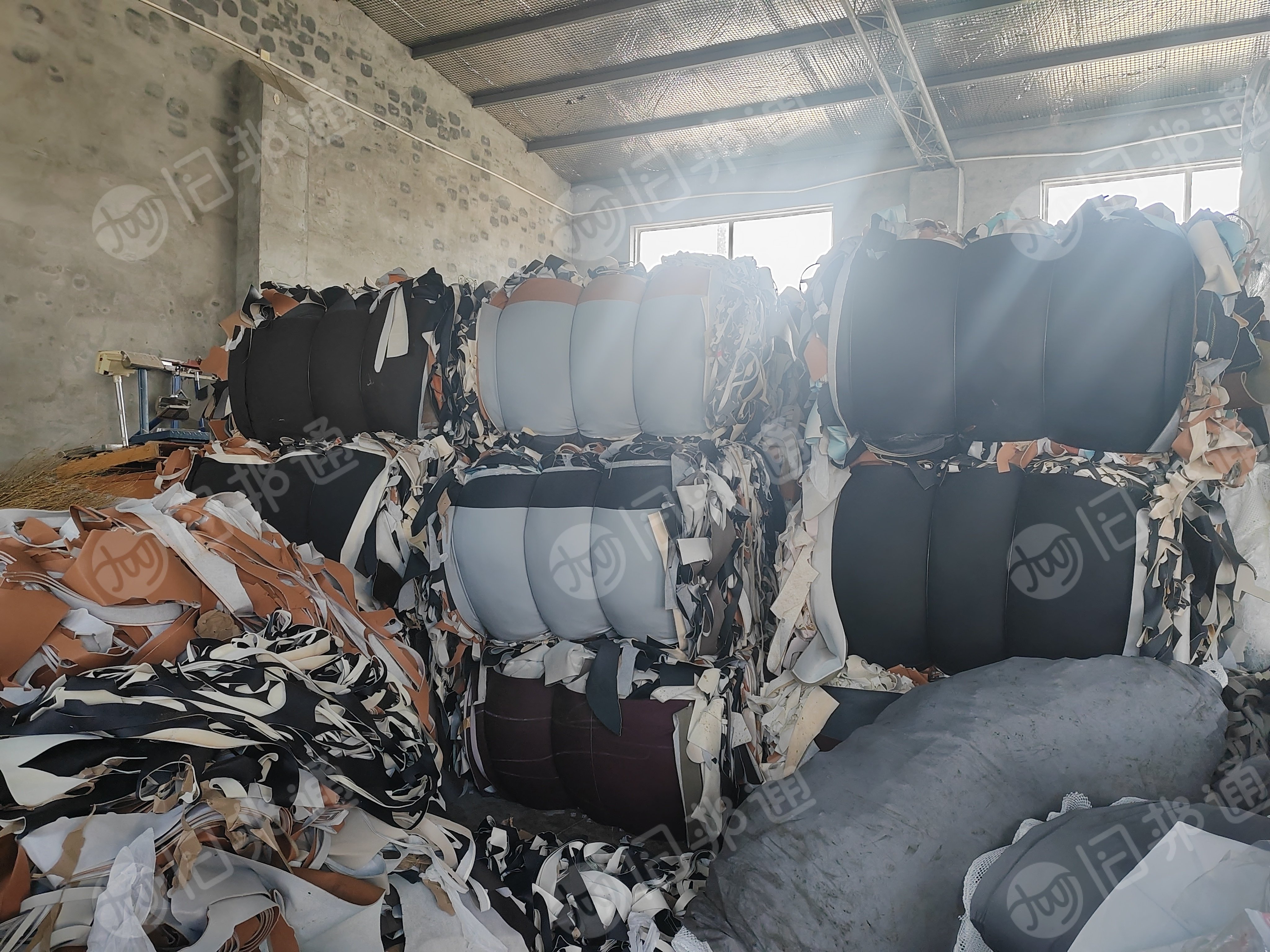 长期出售pvc汽车内饰边角料，pvc皮革，现货50吨左右，货在天津