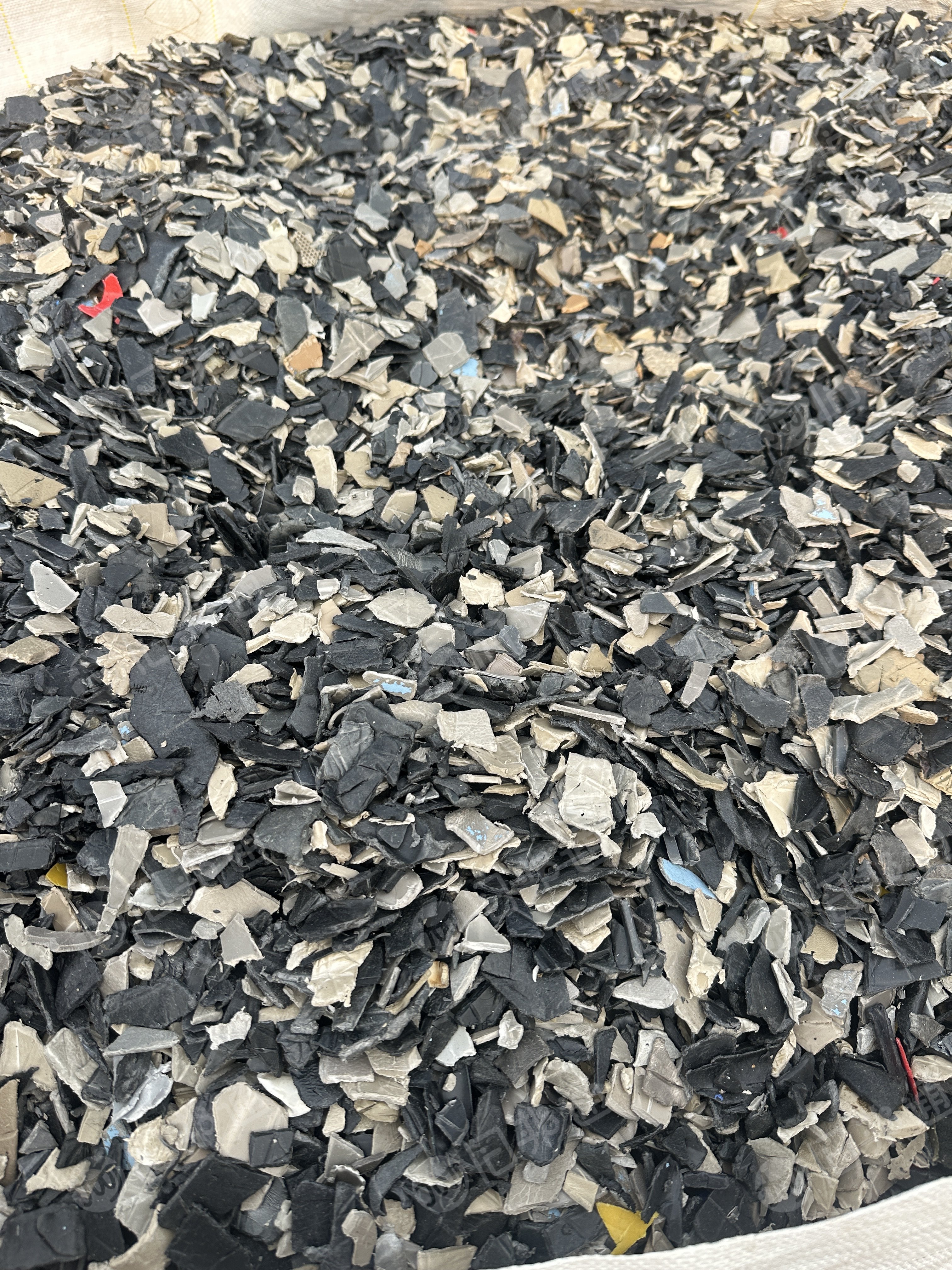 长期出售汽车内饰破碎料、保险杠破碎