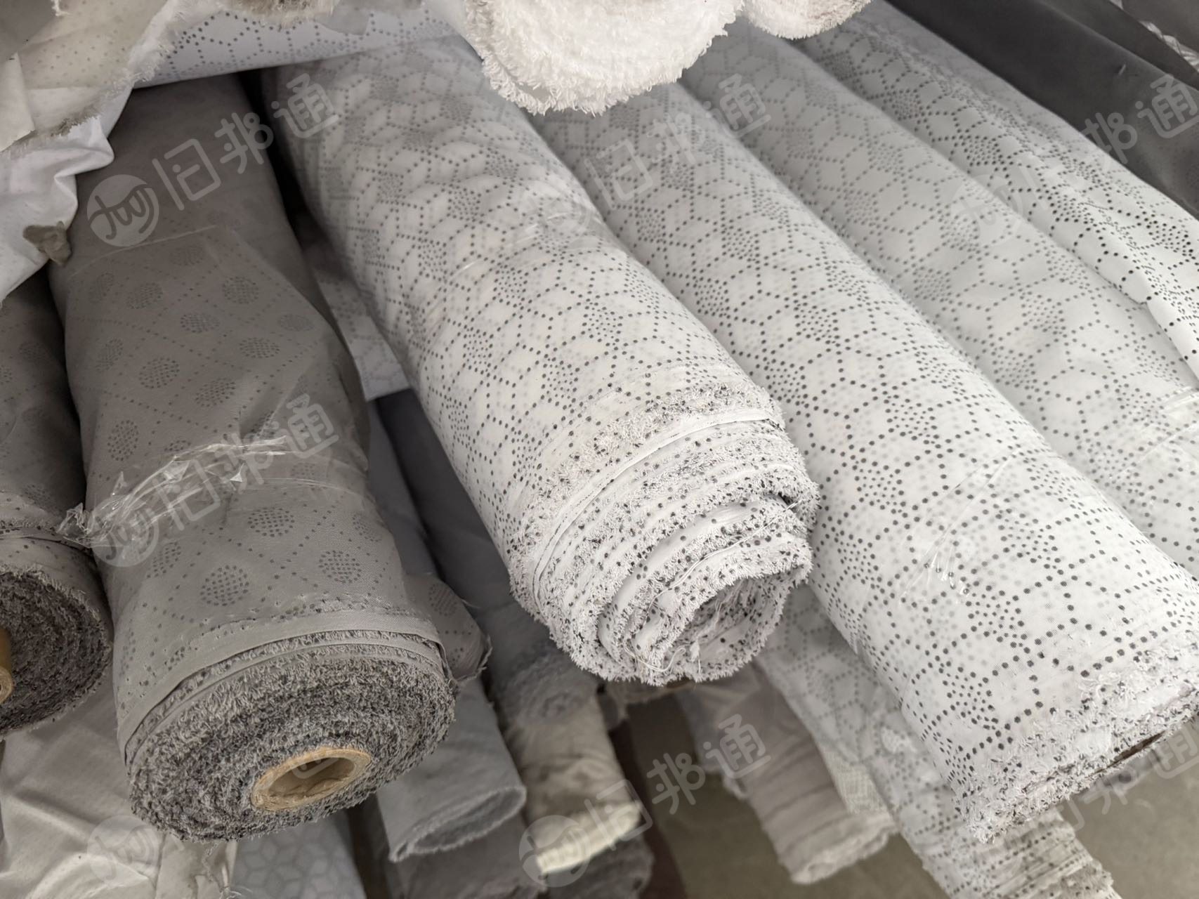 长期出售滴塑防滑布，可以做沙发垫，宠物垫，汽车垫，库存小卷都有