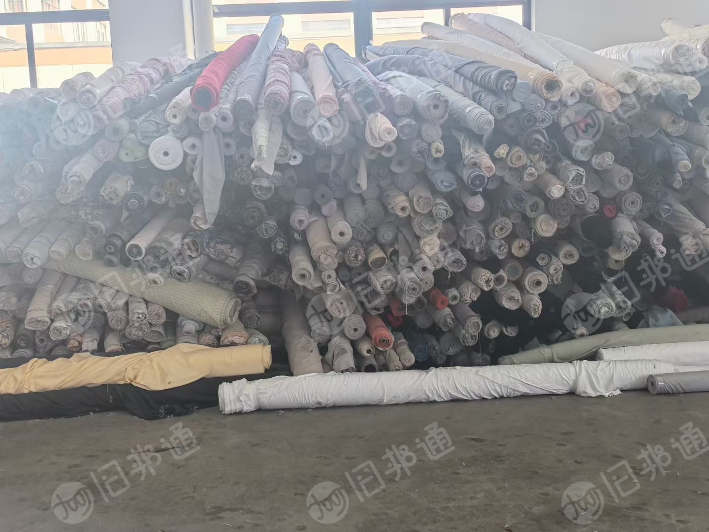 长期出售染色小卷涤纶磨毛布，70-90g，横幅2.2—2.4米，可用于家纺面料，口袋布，沙发垫