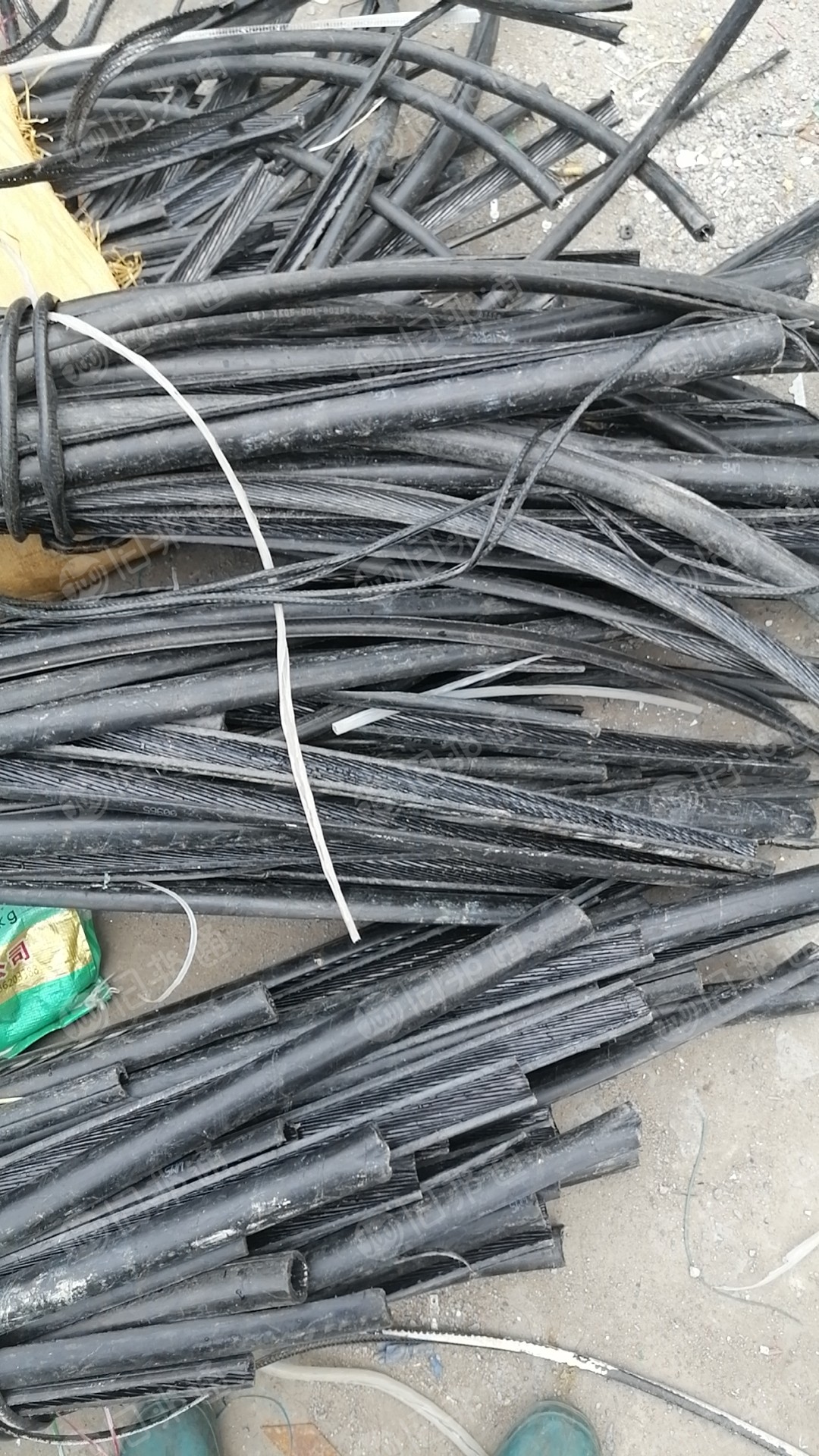 常年大量求购高温电线皮，白色、花色、黑色都可以，月需100-200吨