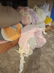 长期出售三色涤纶废布，涤纶造粒布，涤纶碎布，月供几十吨，货在江苏南通
