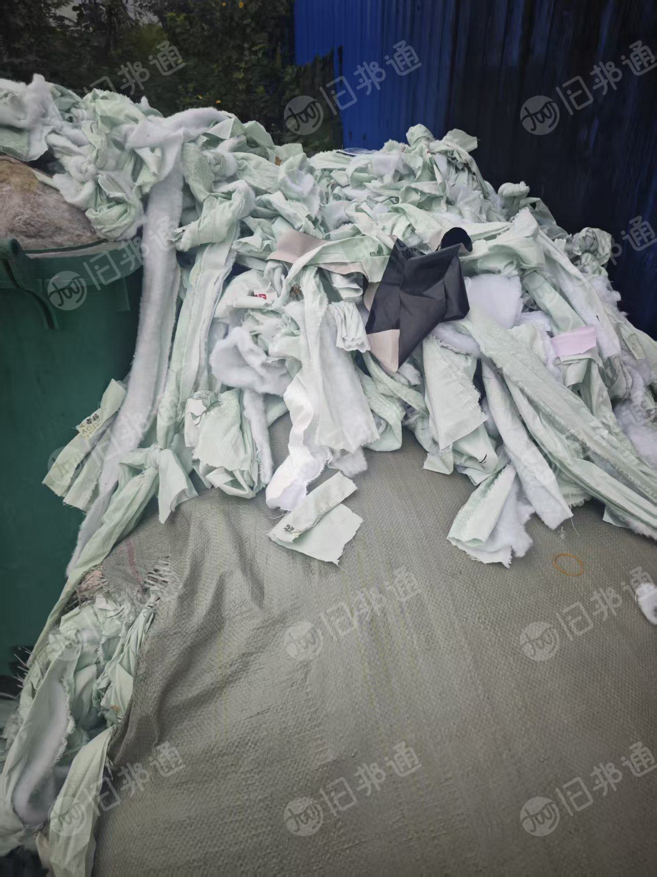 长期出售三色涤纶废布，涤纶造粒布，涤纶碎布，月供几十吨，货在江苏南通