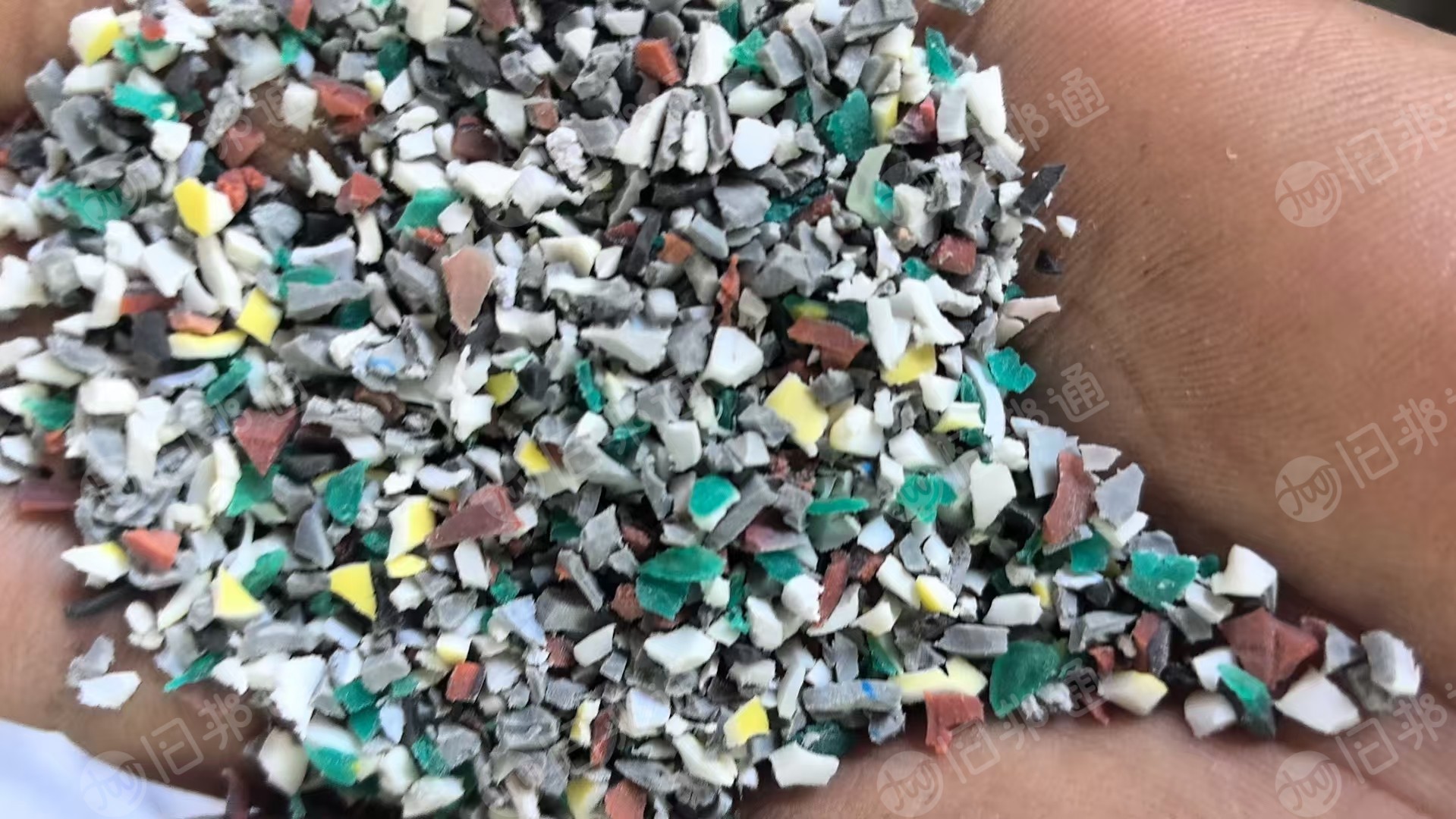 大量出售PVC洗衣机管毛料和破碎料,现货几百吨,PVC软管废料,PVC软管破碎料