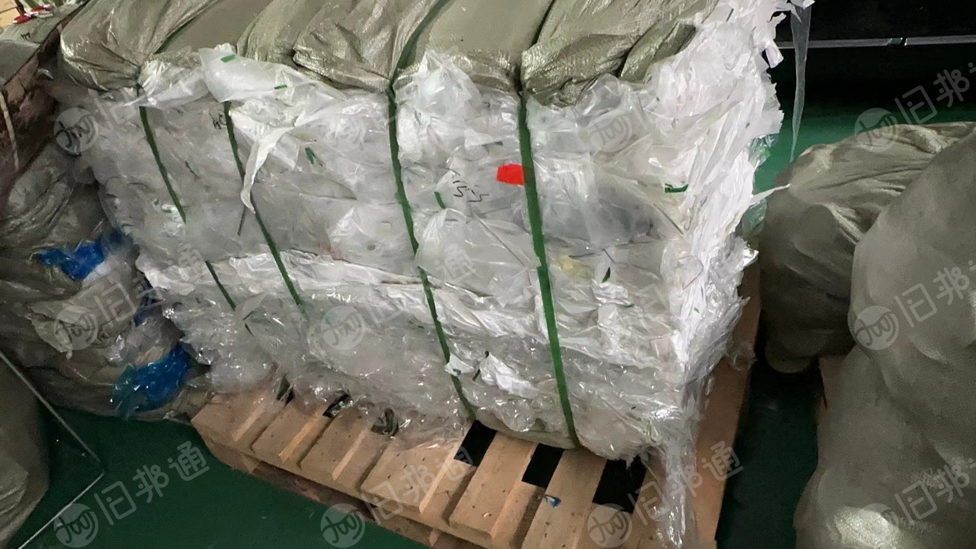 长期出售碳纤维下来的pe花膜废料，pet膜废料，分开压包，统货出