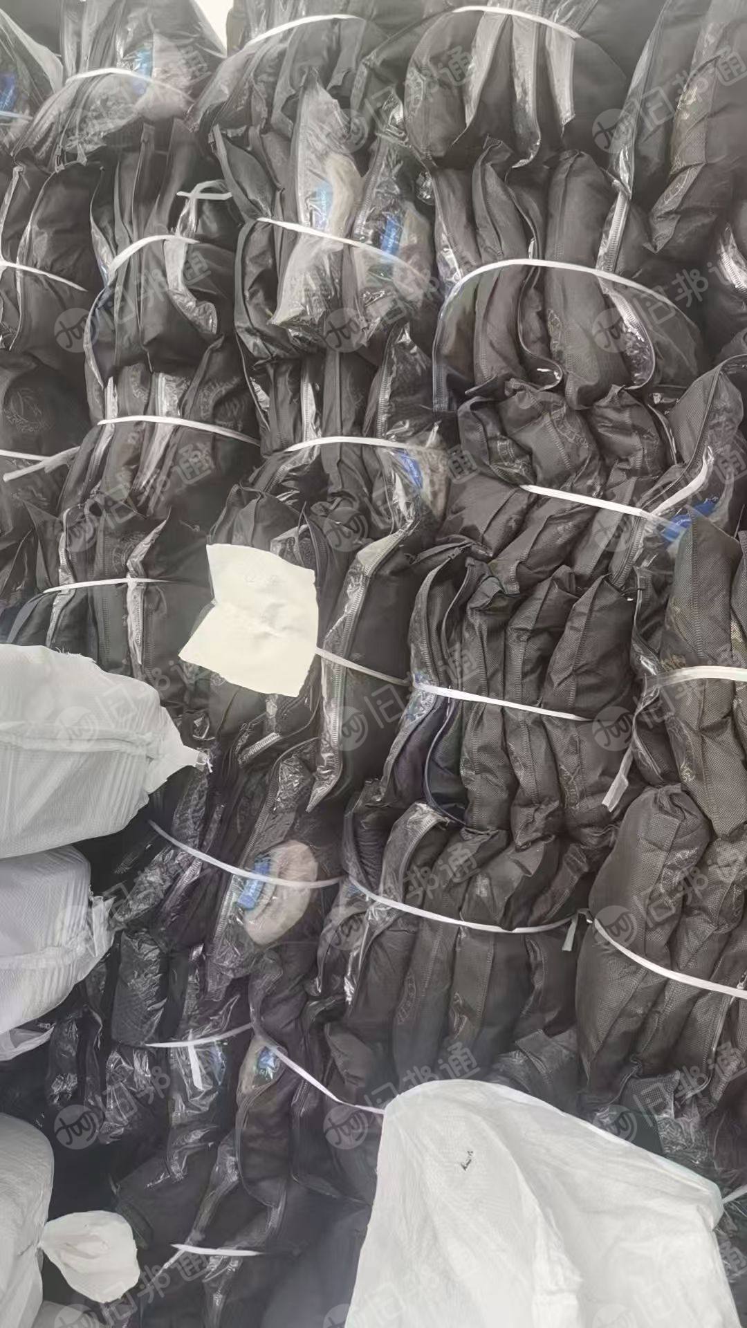 出售一批库存衣服，雪貂加绒的，现货有1万多件，在浙江嘉兴