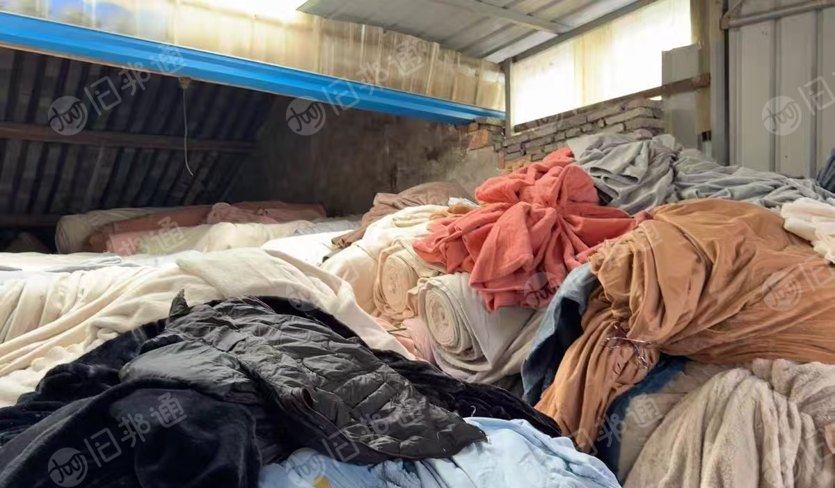 出售单面舒棉绒，法兰绒，库存绒布，杂货，门幅基本175左右，现货有10-15吨，货在浙江宁波慈溪