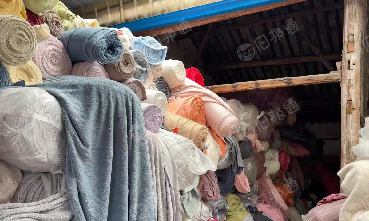 出售单面舒棉绒，法兰绒，库存绒布，杂货，门幅基本175左右，现货有10-15吨，货在浙江宁波慈溪