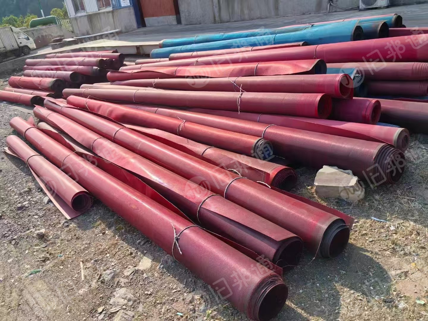 长期出售PET聚酯丝料，涤纶废料，白色的有含15%d的尼龙，现货有一挂车，货在江西宜春