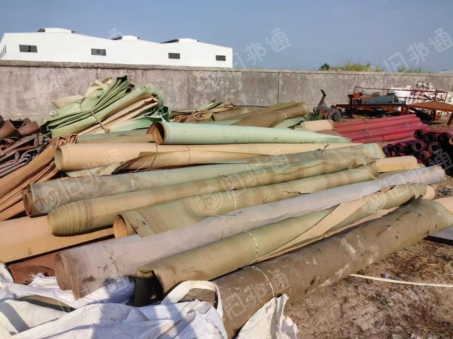 长期出售PET聚酯丝料，涤纶废料，白色的有含15%d的尼龙，现货有一挂车，货在江西宜春