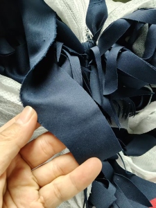 长期出售涤纶废布，涤纶边角料，藏蓝色的月供8吨